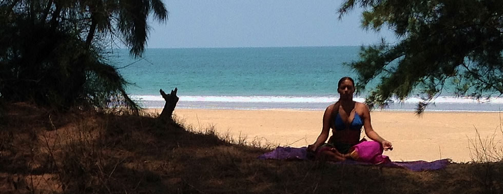 Yoga-Augenübungen im Schatten unter einem Baum